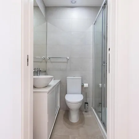 Apartment Magnificent 4bdr In By Lovelystay